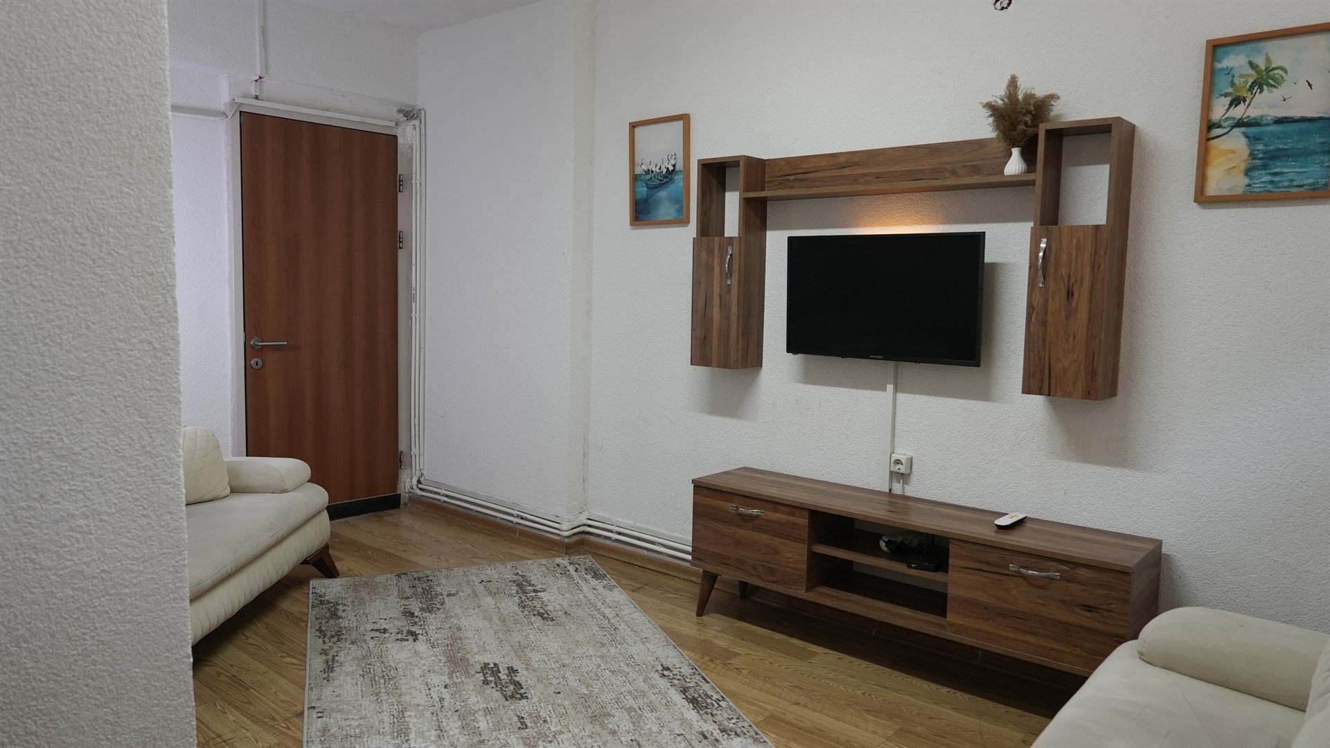 Piyano Pansiyonları oturma alanı ve TV ünitesi